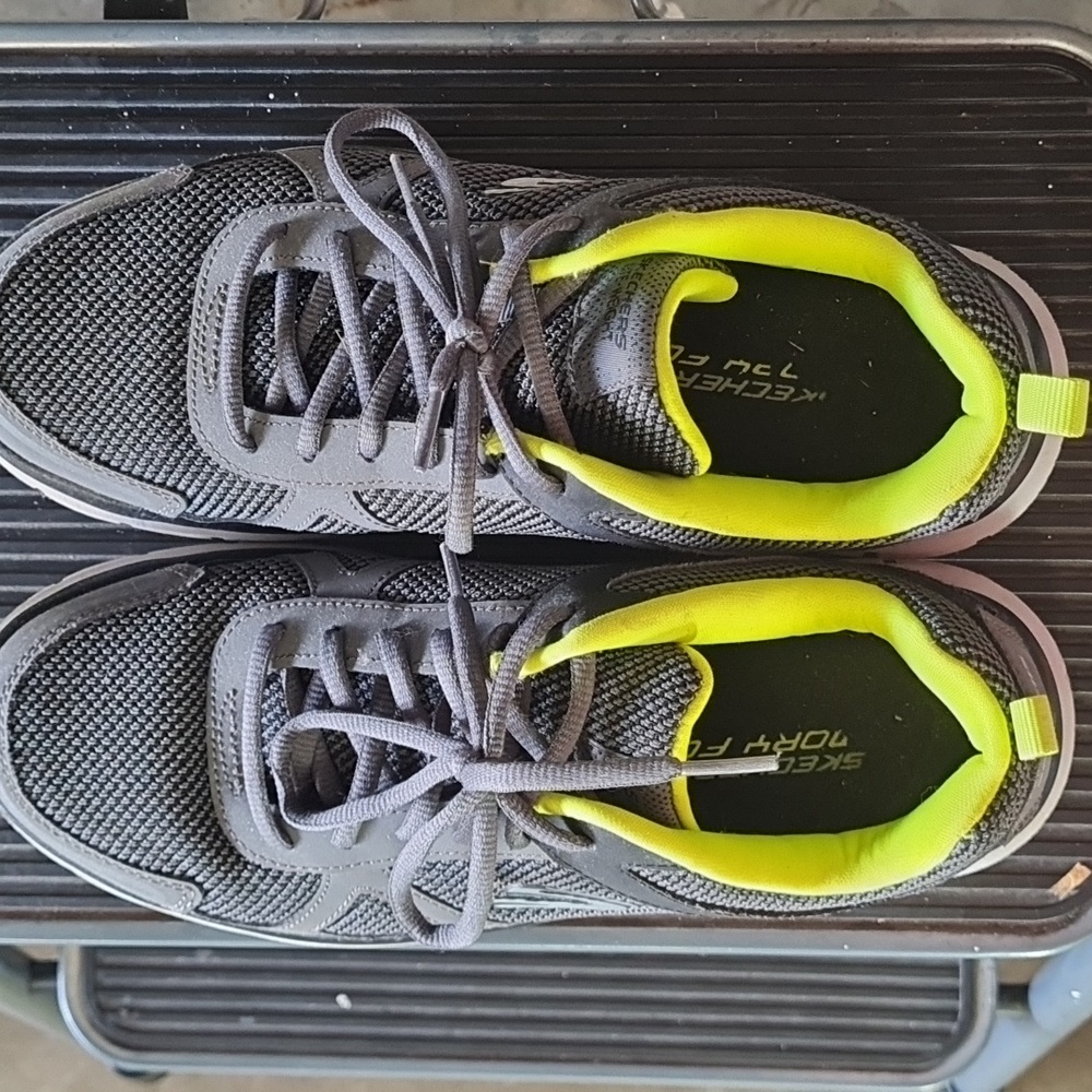 Skechers Mens Size 8 sneakers